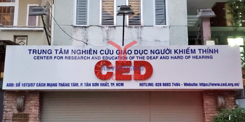 🔵 Thi công bảng hiệu mica Trung Tâm Nghiên Cứu Giáo Dục Người Khiếm Thính – CED