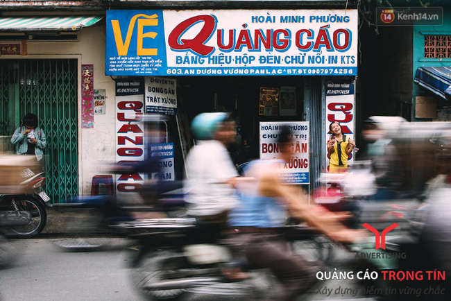 Nếu ai đi ngang qua đường An Dương Vương thuộc quận 6 sẽ thấy một cửa hàng vẽ bảng hiệu với sự đặc biệt bởi những biển quảng cáo vẽ tay hoàn toàn mà khó có thể tìm thấy khắp Sài Gòn rộng lớn.