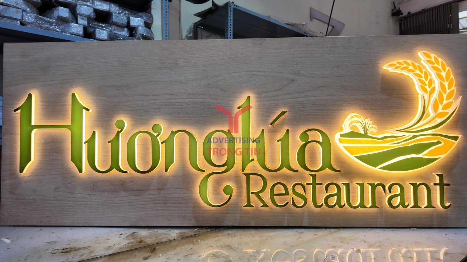 Biển hiệu Hương Lúa Restaurant với hiệu ứng LED hắt sáng chân cực kỳ sang trọng trên nền ván MDF.